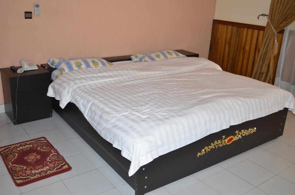 Ouaga Beach Hotel Ouagadougou Esterno foto