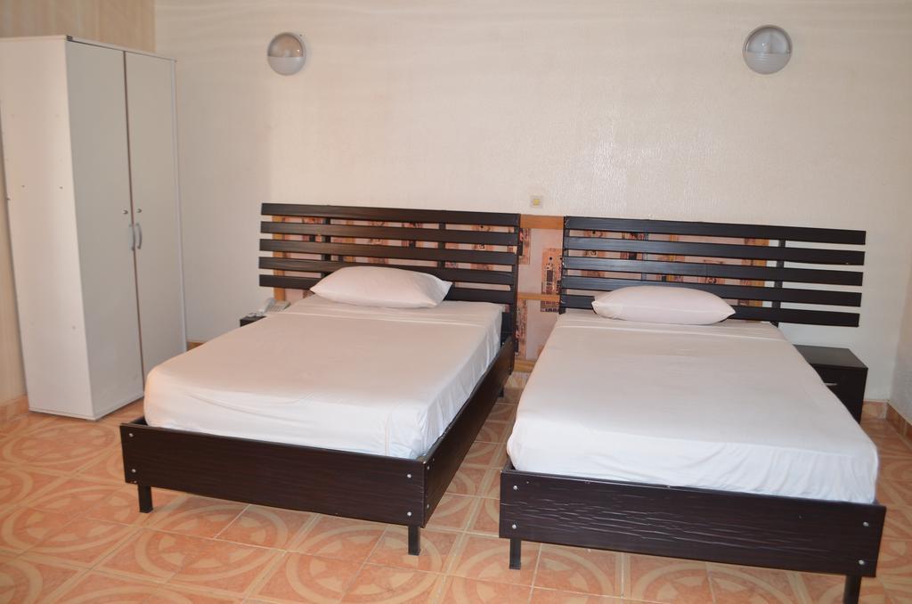 Ouaga Beach Hotel Ouagadougou Esterno foto