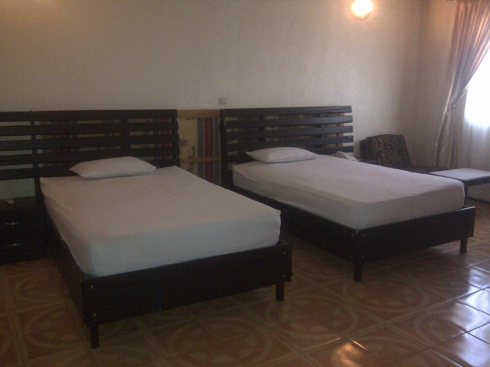 Ouaga Beach Hotel Ouagadougou Esterno foto