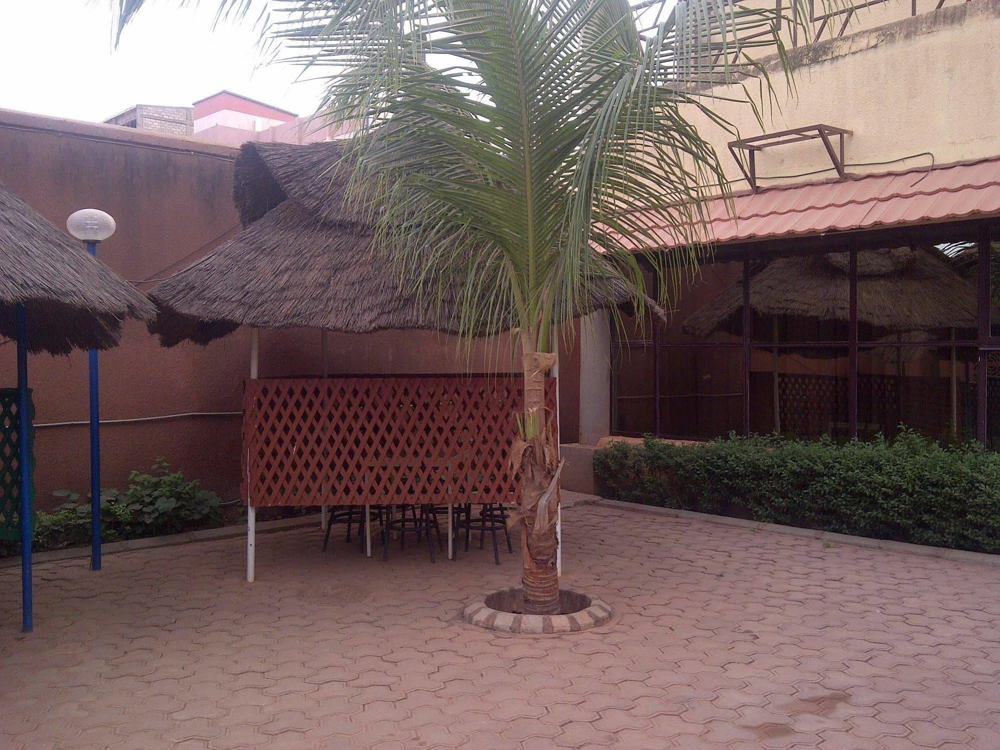Ouaga Beach Hotel Ouagadougou Esterno foto