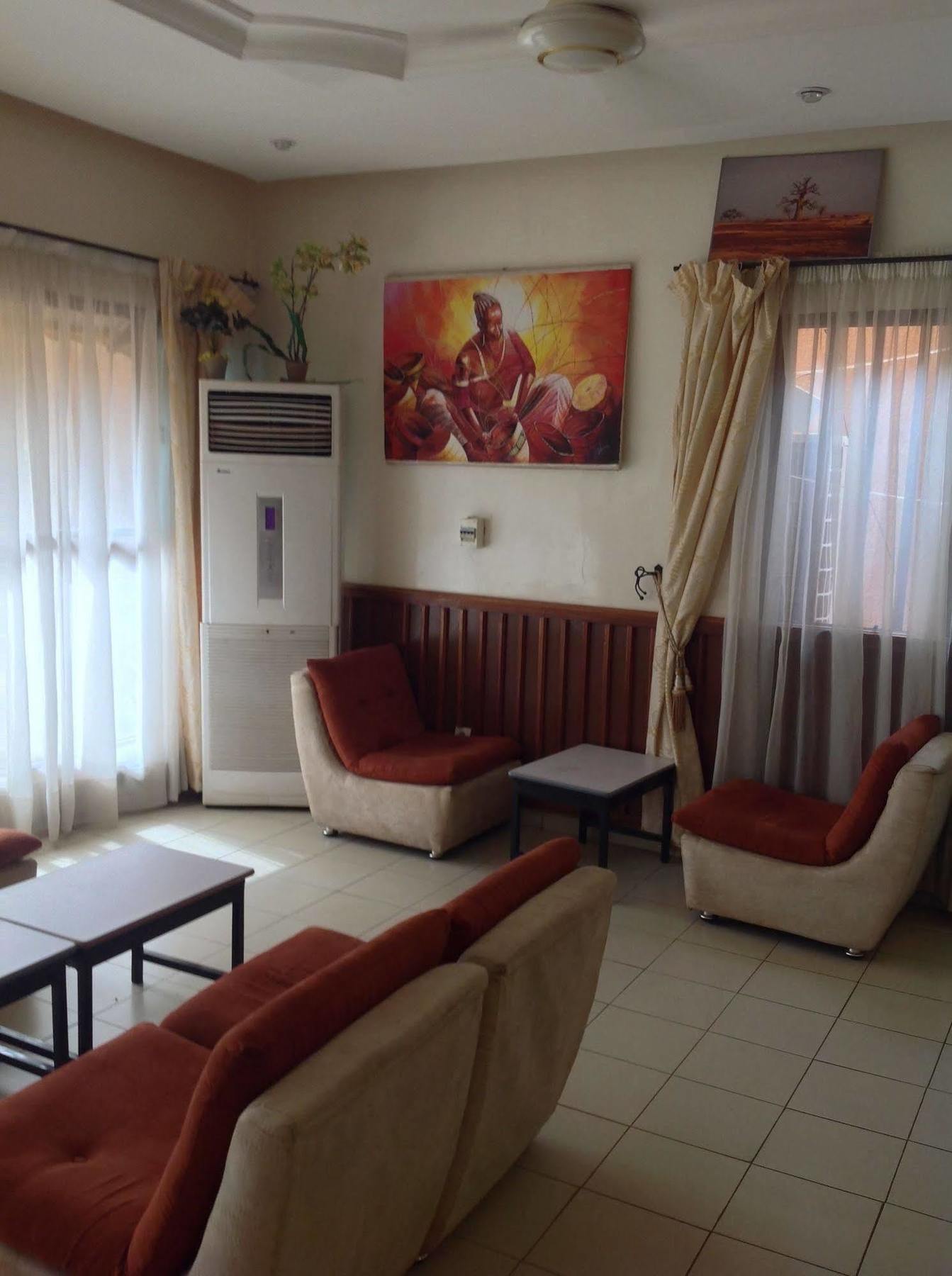 Ouaga Beach Hotel Ouagadougou Esterno foto